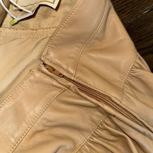 Emily McCarthy Women's Tan Ruffle faux leather Skirt new with tags size xsmall - Picture 7 of 9